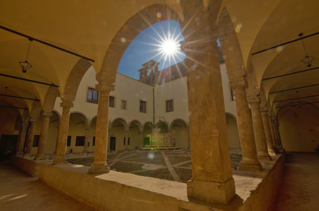Alla scoperta di Niscemi con la Rete dei Musei ANCI Sicilia: memoria collettiva tra civiltà contadina e natura - Be Sicily Mag - chiosco museo niscemi