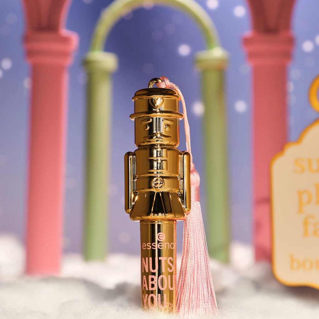 Tendenze beauty di dicembre 2025: limited edition natalizie da scoprire, tra make-up e skincare 16 Tendenze beauty di dicembre 2025: limited edition natalizie da scoprire, tra make-up e skincare - Be Sicily Mag - essence nuts about you natale 5 1200 02