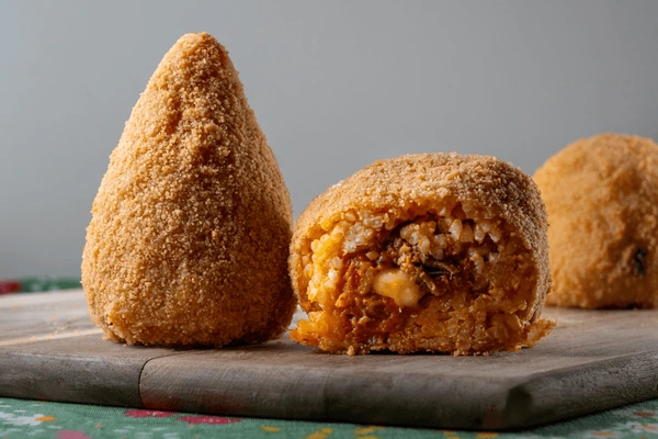 Arancina o arancino? L’etimologia del dibattito più gustoso della Sicilia 3 Arancina o arancino? L’etimologia del dibattito più gustoso della Sicilia - Be Sicily Mag - image 11