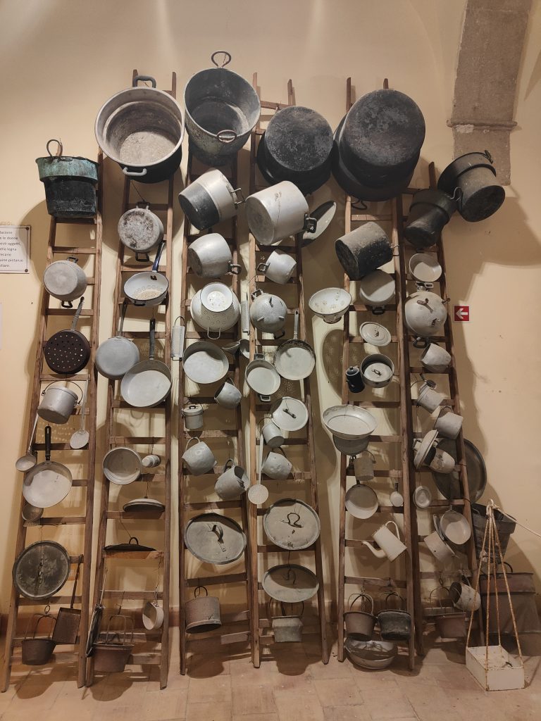 Alla scoperta di Niscemi con la Rete dei Musei ANCI Sicilia: memoria collettiva tra civiltà contadina e natura - Be Sicily Mag - ingresso museo civico niscemi