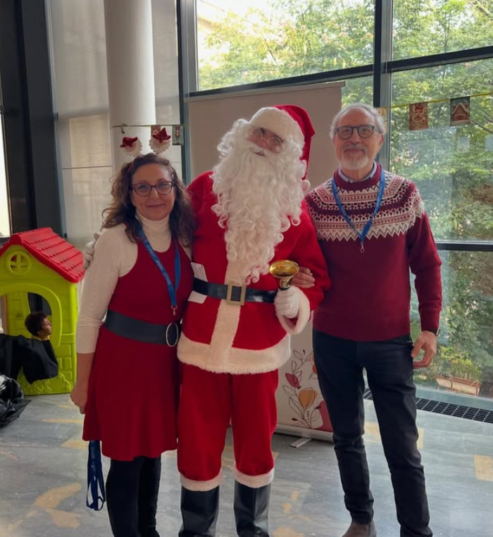 Natale solidale nei reparti pediatrici di Palermo: dal pony Stitch a Babbo Natale 4 Natale solidale nei reparti pediatrici di Palermo: dal pony Stitch a Babbo Natale - Be Sicily Mag - mano nella mano con babbo natale 1