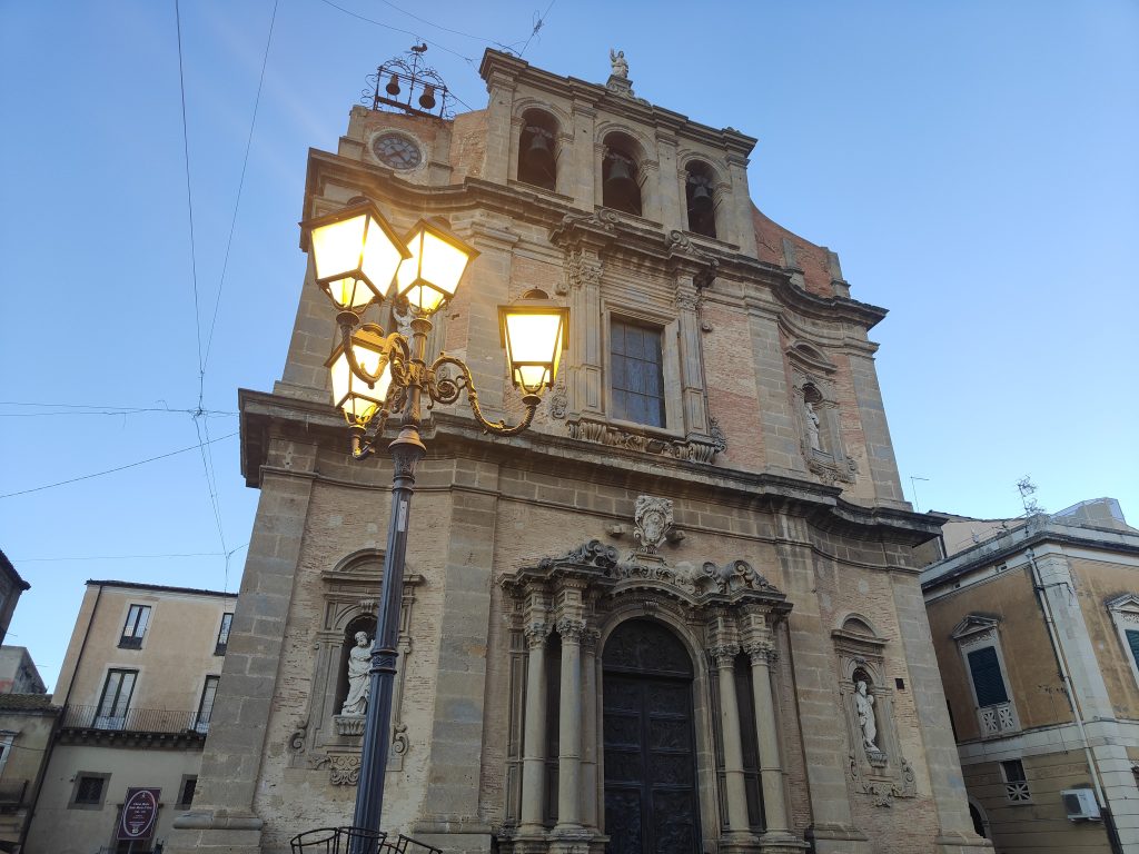 Alla scoperta di Niscemi con la Rete dei Musei ANCI Sicilia: memoria collettiva tra civiltà contadina e natura - Be Sicily Mag - piazza centrale niscemi
