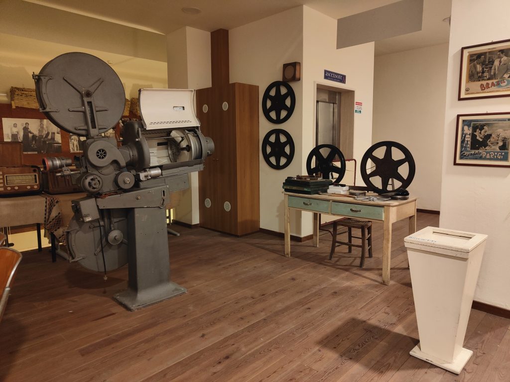 Alla scoperta di Niscemi con la Rete dei Musei ANCI Sicilia: memoria collettiva tra civiltà contadina e natura - Be Sicily Mag - sala cinematografica museo anci niscemi
