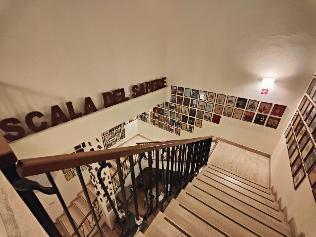 Alla scoperta di Niscemi con la Rete dei Musei ANCI Sicilia: memoria collettiva tra civiltà contadina e natura - Be Sicily Mag - scala del sapere museo anci niscemi