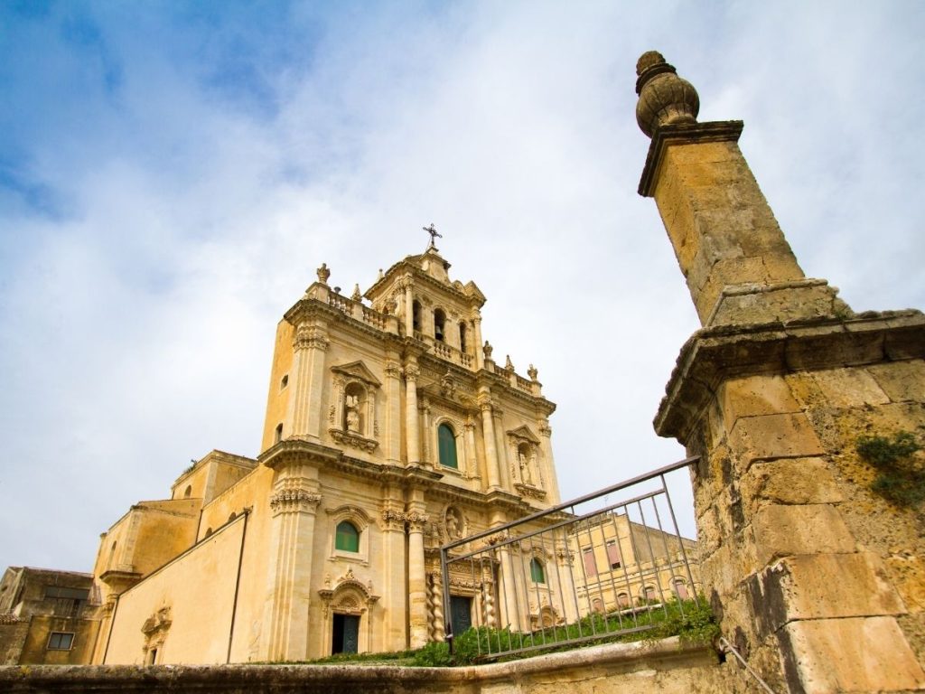 Necropoli di Pantalica: il posto in cui la Sicilia ti ricorda quanto è antica - Be Sicily Mag - sortino