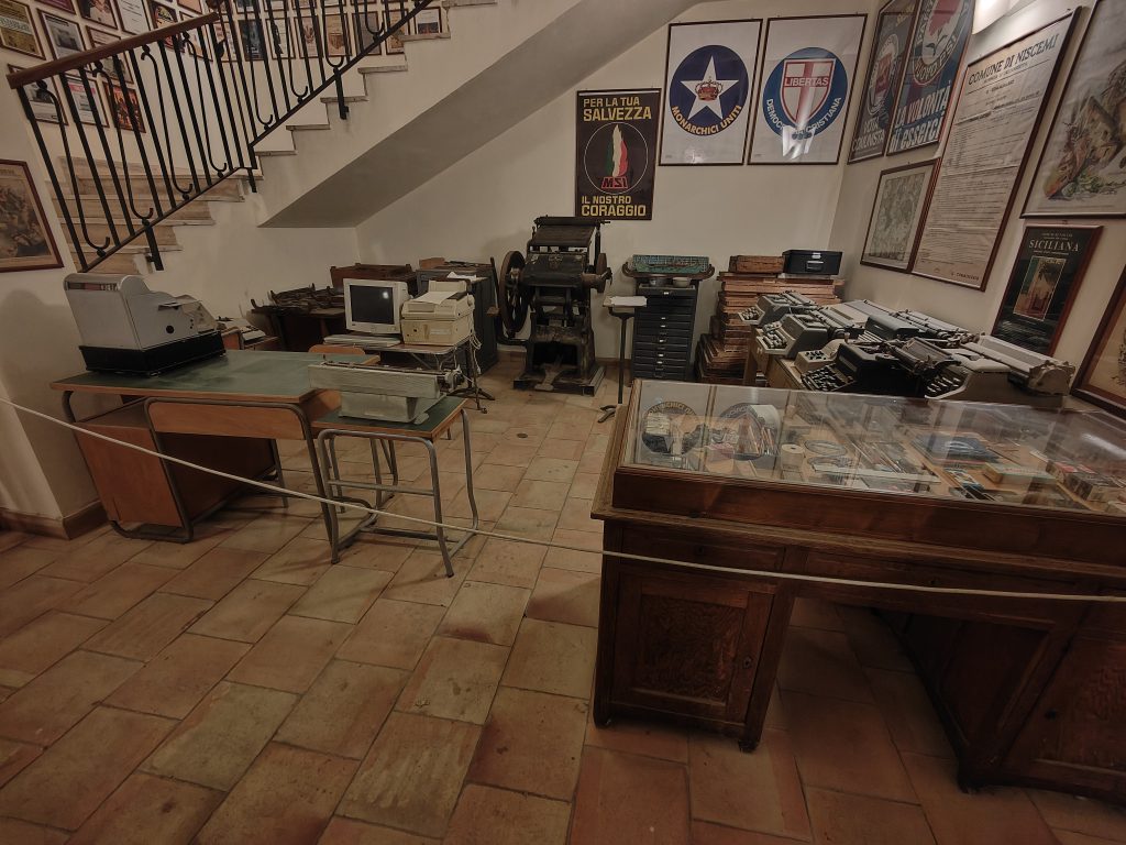 Alla scoperta di Niscemi con la Rete dei Musei ANCI Sicilia: memoria collettiva tra civiltà contadina e natura - Be Sicily Mag - stampa niscemi museo anci
