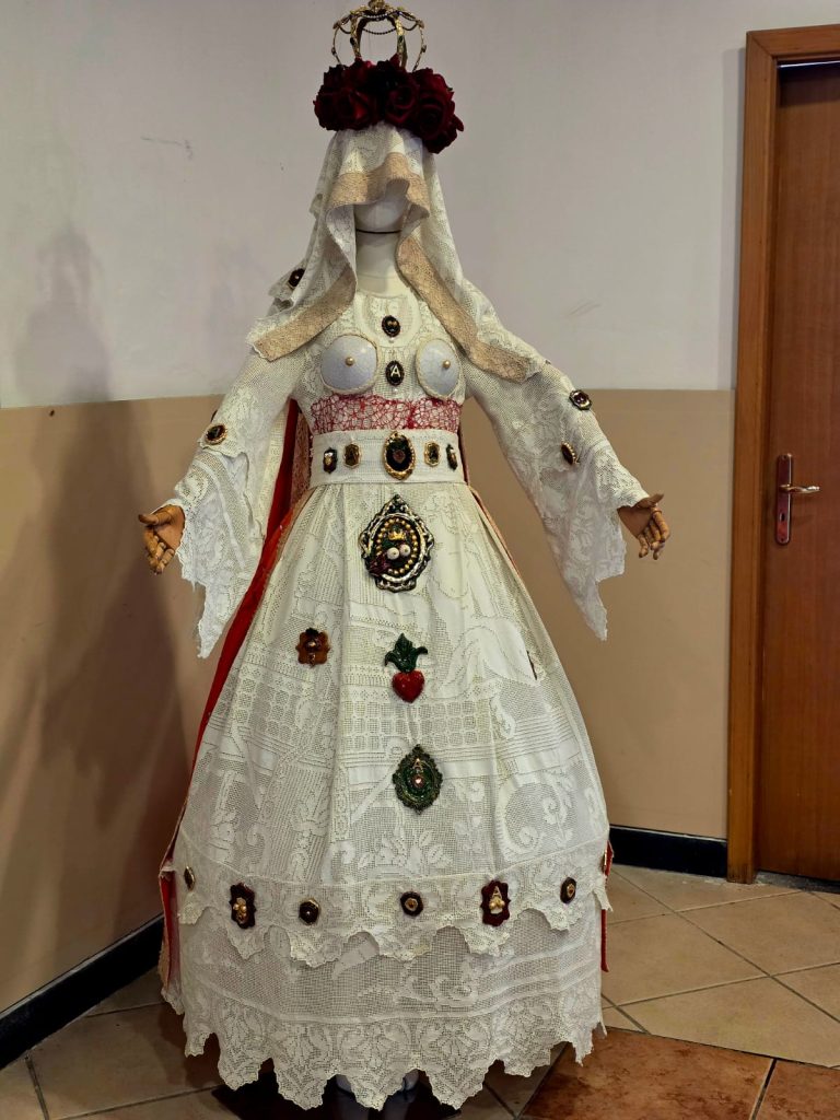 Quando la devozione passa attraverso il tessuto: gli abiti di Pina Nannuli per Sant’Agata 6 Quando la devozione passa attraverso il tessuto: gli abiti di Pina Nannuli per Sant’Agata - Be Sicily Mag - Abito in esposizione allevento Artigianato fede e identita