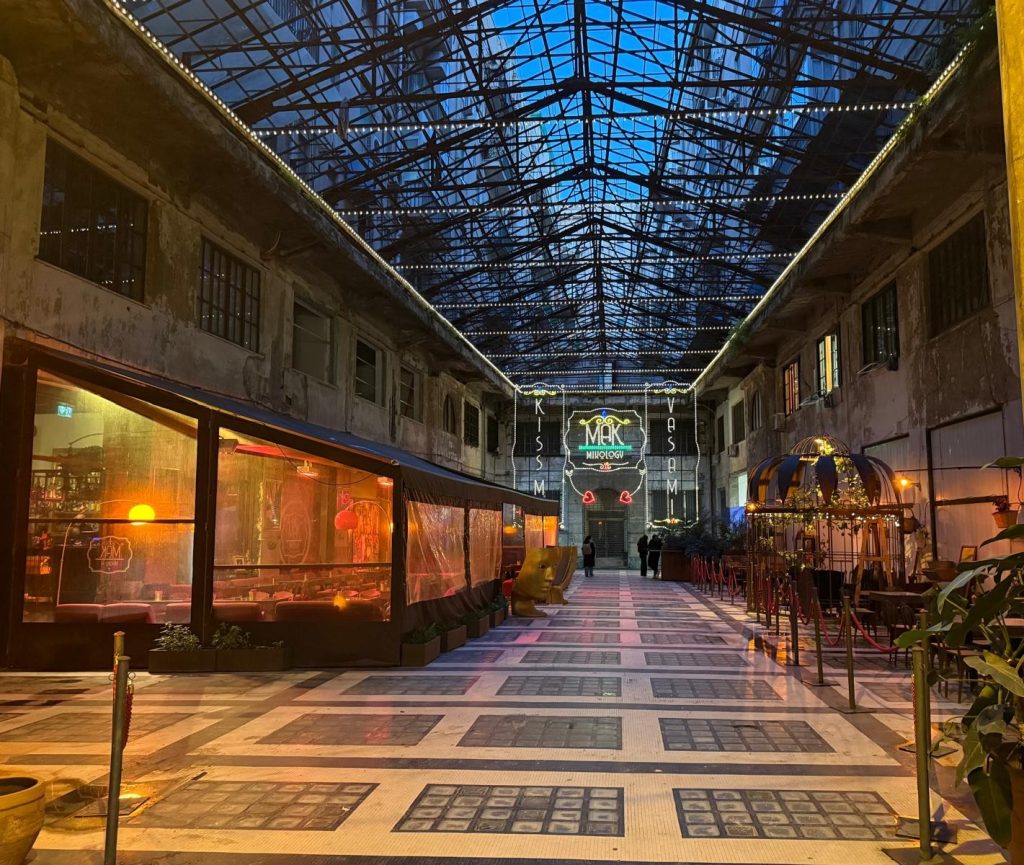 C'era una volta... la Galleria delle Vittorie a Palermo 6 C'era una volta... la Galleria delle Vittorie a Palermo - Be Sicily Mag - Allinterno della galleria
