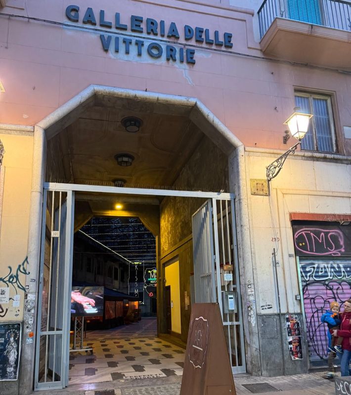 C'era una volta... la Galleria delle Vittorie a Palermo 5 C'era una volta... la Galleria delle Vittorie a Palermo - Be Sicily Mag - Galleria ingresso nuova rid 1