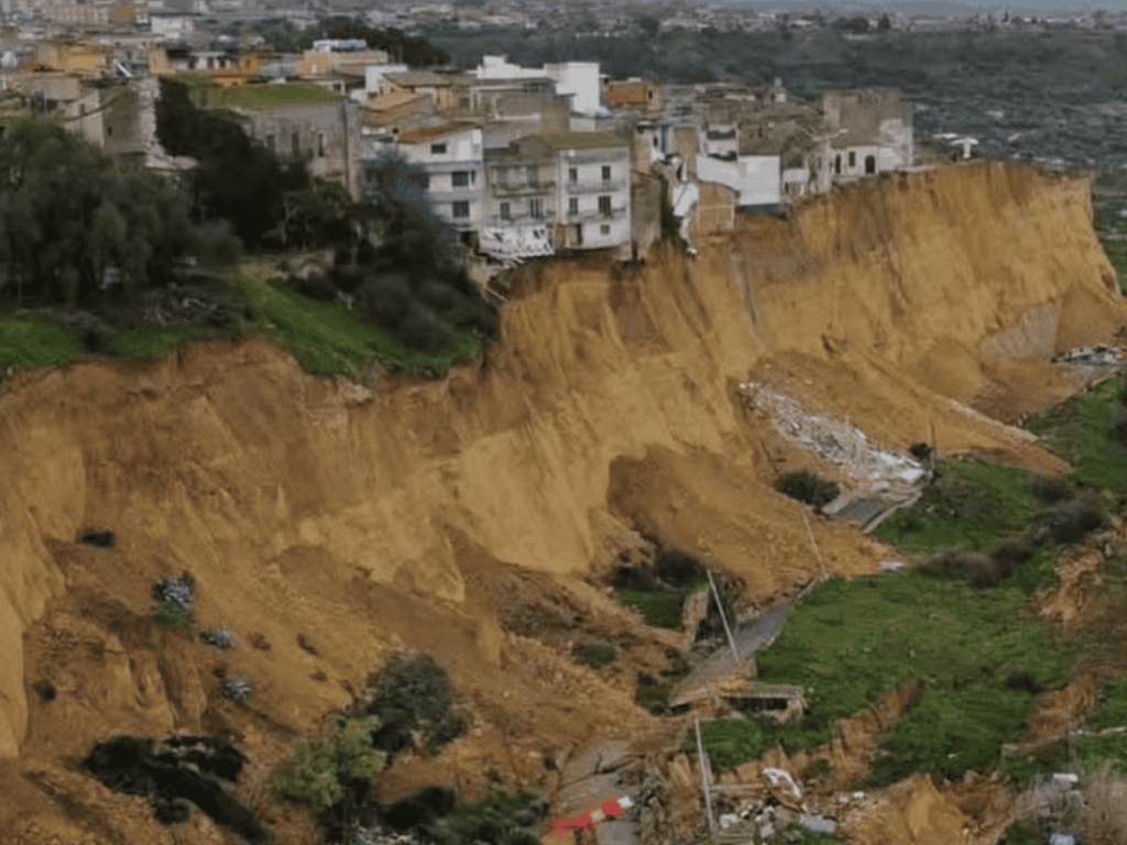 Ciclone Harry, bollette sospese in Sicilia: sei mesi di aiuti anche a Niscemi 2 Niscemi dopo la frana