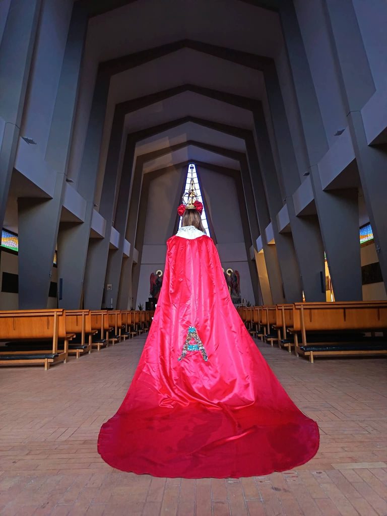 Quando la devozione passa attraverso il tessuto: gli abiti di Pina Nannuli per Sant’Agata 5 Quando la devozione passa attraverso il tessuto: gli abiti di Pina Nannuli per Sant’Agata - Be Sicily Mag - Retro del vestito dedicato a SantAgata