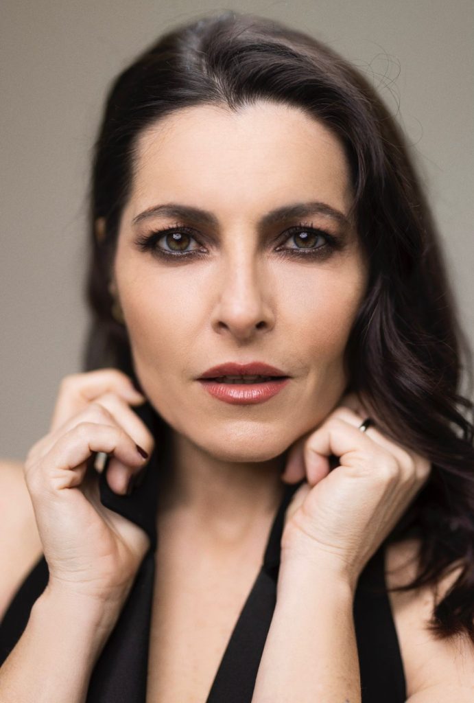 Roberta Caronia a teatro con “La rigenerazione”: “È sempre emozionante recitare nella mia Sicilia” 3 Roberta Caronia a teatro con “La rigenerazione”: “È sempre emozionante recitare nella mia Sicilia” - Be Sicily Mag - Roberta Caronia foto 1