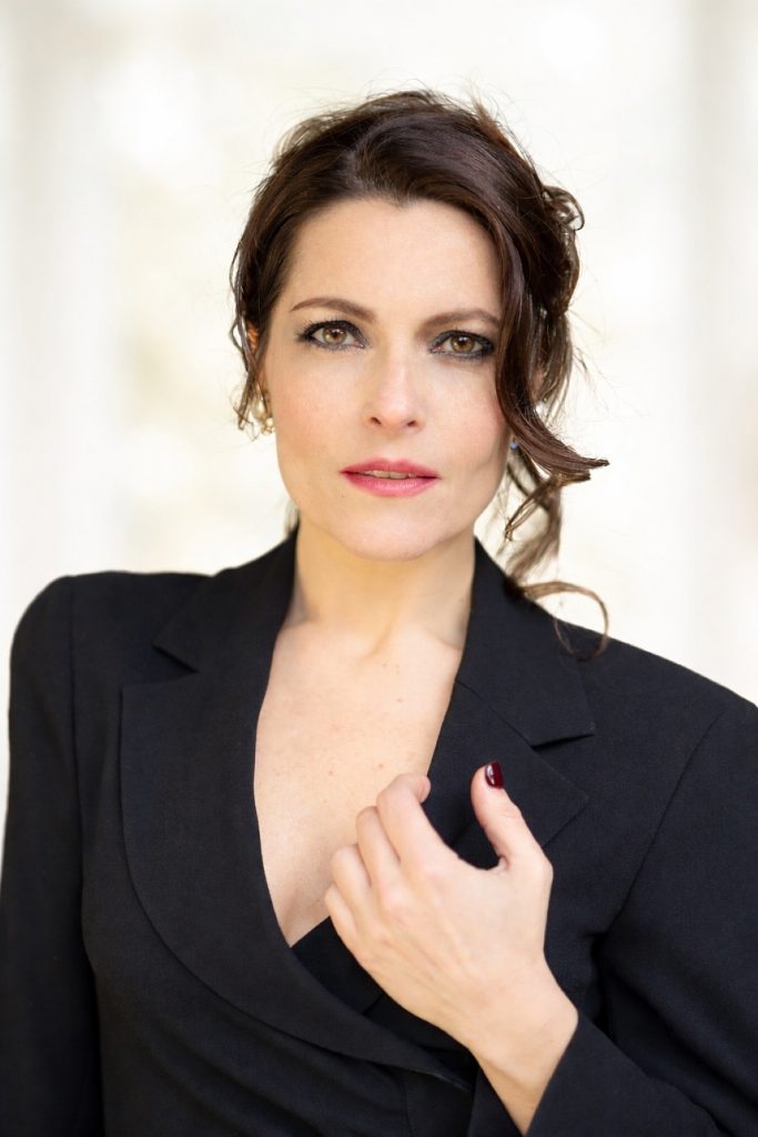 Roberta Caronia a teatro con “La rigenerazione”: “È sempre emozionante recitare nella mia Sicilia” 4 Roberta Caronia a teatro con “La rigenerazione”: “È sempre emozionante recitare nella mia Sicilia” - Be Sicily Mag - Roberta Caronia foto 3