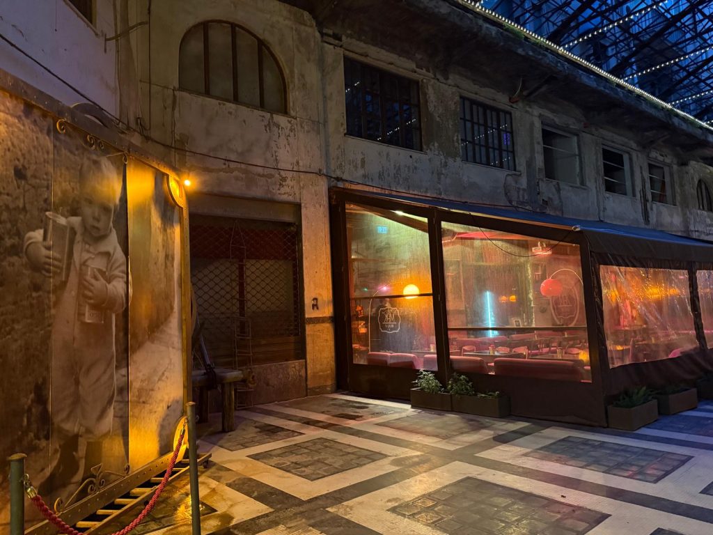 C'era una volta... la Galleria delle Vittorie a Palermo 8 C'era una volta... la Galleria delle Vittorie a Palermo - Be Sicily Mag - Un angolo della galleria