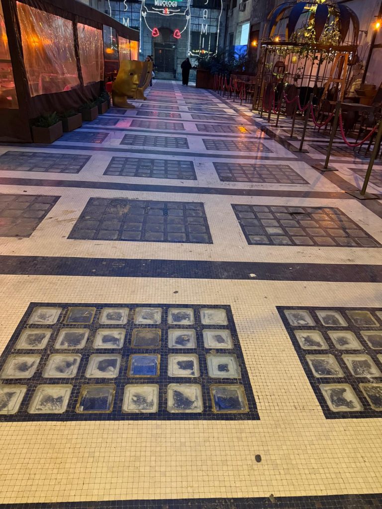 C'era una volta... la Galleria delle Vittorie a Palermo 7 C'era una volta... la Galleria delle Vittorie a Palermo - Be Sicily Mag - Un dettaglio della pavimentazione