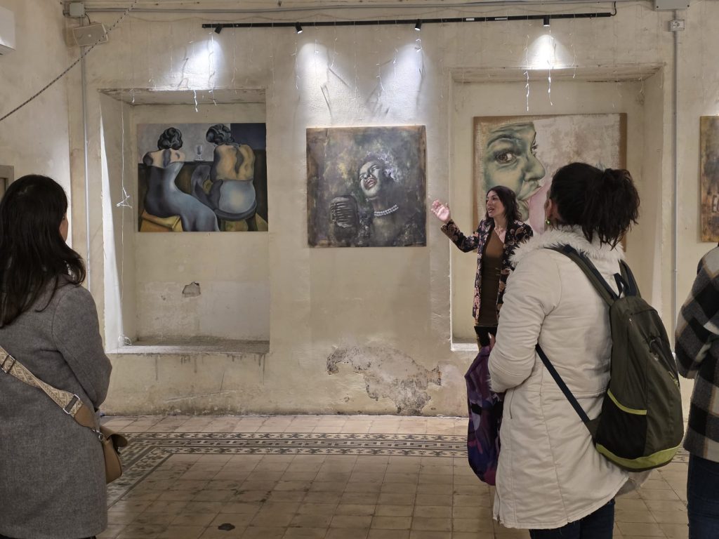 “Nessuna esclusa”, a Catania una mostra che celebra la forza delle donne nel tempo 4 “Nessuna esclusa”, a Catania una mostra che celebra la forza delle donne nel tempo - Be Sicily Mag - Valentina Capizzi durante il vernissage