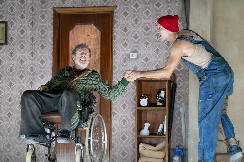 Al Teatro Biondo va in scena "Finale di partita", una storia di resistenza e solitudine 3 Al Teatro Biondo va in scena "Finale di partita", una storia di resistenza e solitudine - Be Sicily Mag - d58692a4 4f89 4268 9f9e c3435165cde7