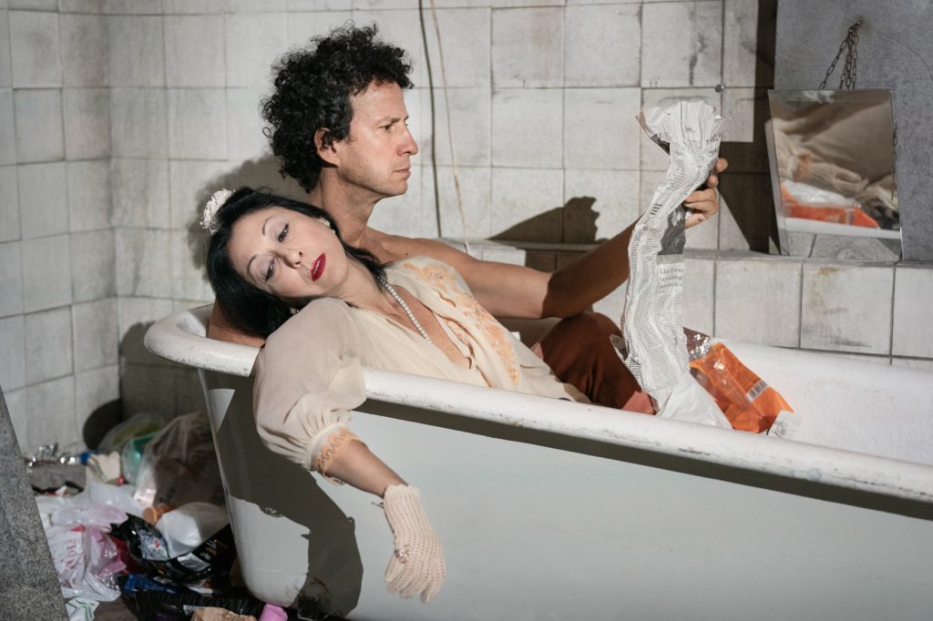 Al Teatro Biondo va in scena "Finale di partita", una storia di resistenza e solitudine 4 Al Teatro Biondo va in scena "Finale di partita", una storia di resistenza e solitudine - Be Sicily Mag - l