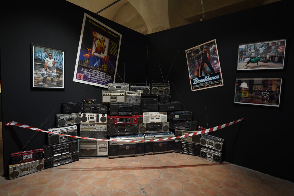 A Catania in mostra la New York degli anni Ottanta: 150 opere che esprimono vitalità 7 A Catania in mostra la New York degli anni Ottanta: 150 opere che esprimono vitalità - Be Sicily Mag - new york anni 80 radio