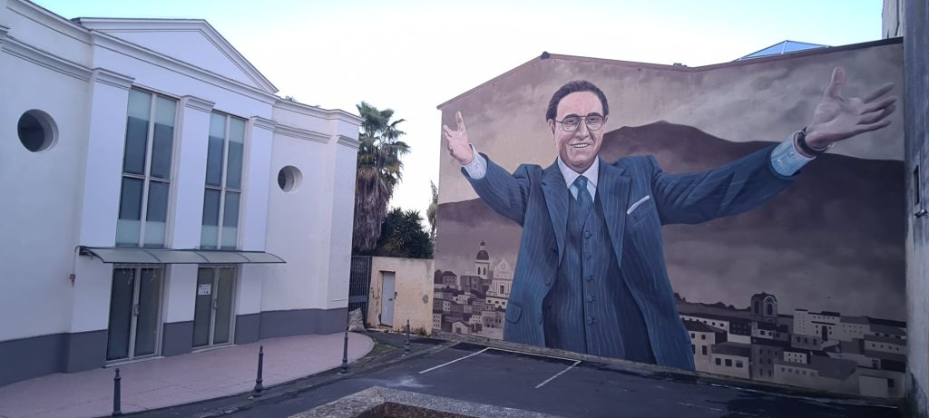 Militello omaggia Pippo Baudo con un murale: il ritorno a casa del maestro della televisione - Be Sicily Mag - 628193071 1539218698209001 6823900776429762 n