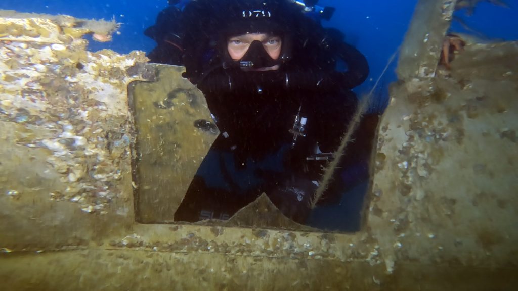 Sotto il mare di Brucoli giace un aereo della Seconda guerra mondiale 4 Sotto il mare di Brucoli giace un aereo della Seconda guerra mondiale - Be Sicily Mag - C47 finestrino