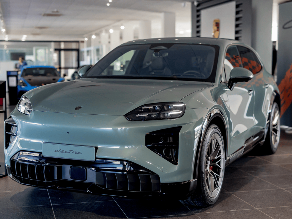 Presentate nei Centri Porsche Catania e Palermo le nuove Cayenne Electric e Cayenne Turbo Electric 4 Presentate nei Centri Porsche Catania e Palermo le nuove Cayenne Electric e Cayenne Turbo Electric - Be Sicily Mag - Cayenne electric Centro Porsche Catania 1