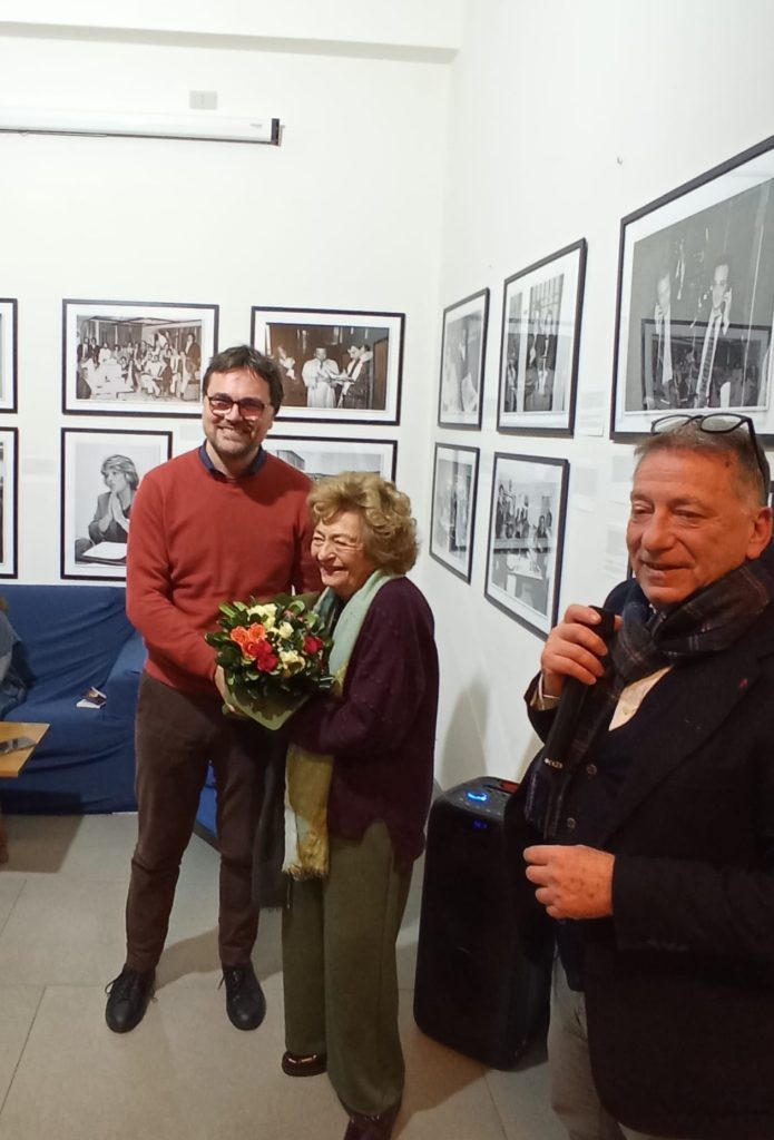 Egle Palazzolo, 92 anni da giornalista: "La mia famiglia voleva diventassi notaio, non ho subito maschilismo" 4 Egle Palazzolo, 92 anni da giornalista: "La mia famiglia voleva diventassi notaio, non ho subito maschilismo" - Be Sicily Mag - Con Gianluca Caltanissetta e Roberto Leone riceve un tirbuto come presidente onorario del circolo della stampa
