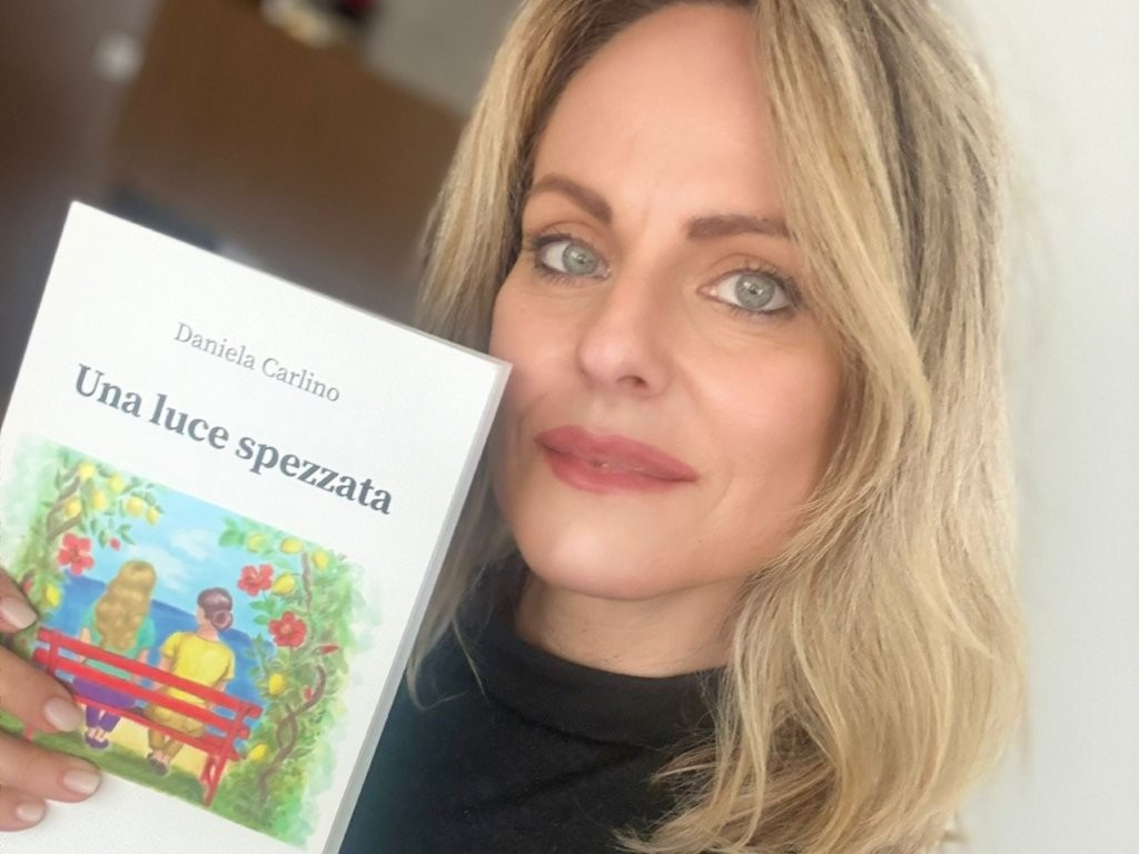 L'omicidio di Ninni Giarrusso, la parruccaia di via Dante, rivive in un libro 6 L'omicidio di Ninni Giarrusso, la parruccaia di via Dante, rivive in un libro - Be Sicily Mag - Daniela Carlino con il suo libro