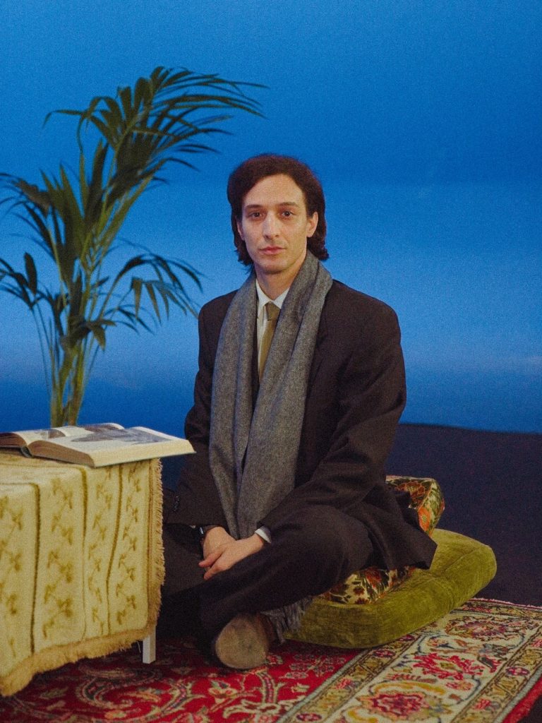 Dario Aita: “Con Battiato ho aperto le porte alla spiritualità, il dialetto è un ritorno alle origini” 9 Dario Aita: “Con Battiato ho aperto le porte alla spiritualità, il dialetto è un ritorno alle origini” - Be Sicily Mag - Dario Aita battiato