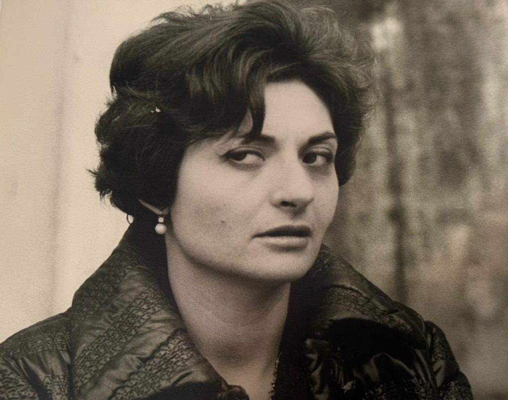 Egle Palazzolo, 92 anni da giornalista: "La mia famiglia voleva diventassi notaio, non ho subito maschilismo" 3 Egle Palazzolo, 92 anni da giornalista: "La mia famiglia voleva diventassi notaio, non ho subito maschilismo" - Be Sicily Mag - Egle Palazzolo negli anni Cinquanta