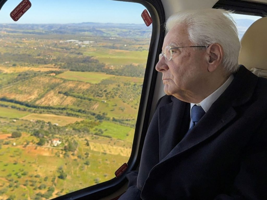 Il Presidente Mattarella in visita lampo a Niscemi, l’abbraccio della comunità 3 Il Presidente Mattarella in visita lampo a Niscemi, l’abbraccio della comunità - Be Sicily Mag - Mattarella
