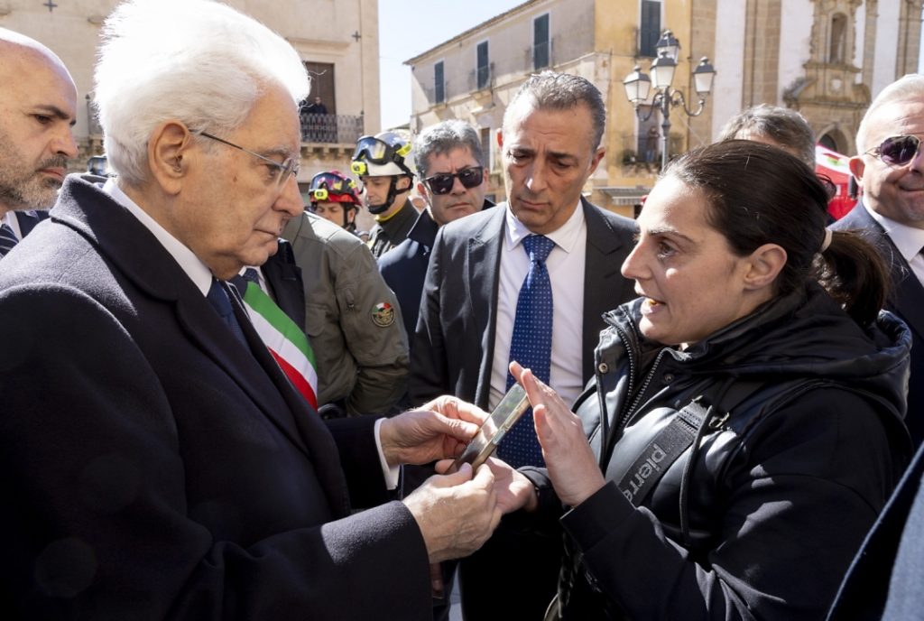 Il Presidente Mattarella in visita lampo a Niscemi, l’abbraccio della comunità 4 Il Presidente Mattarella in visita lampo a Niscemi, l’abbraccio della comunità - Be Sicily Mag - Mattarella Niscemi 2