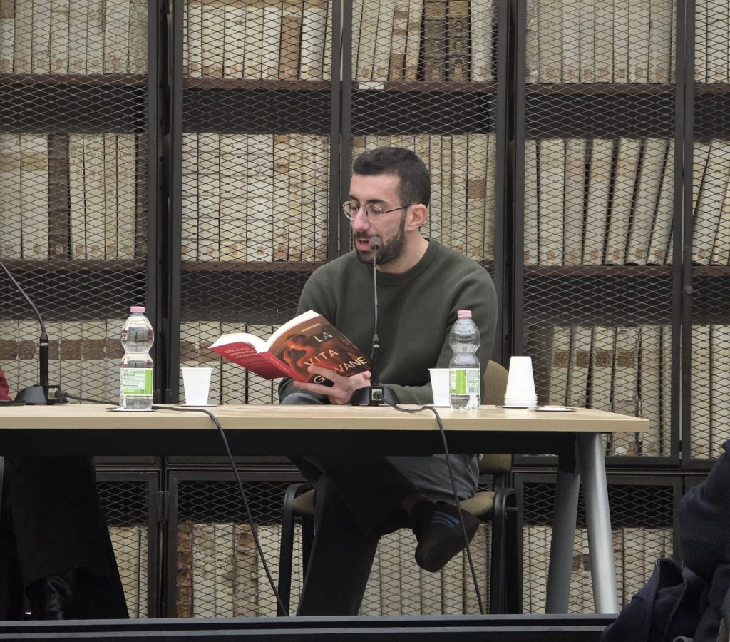 "La vita giovane”: il nuovo romanzo di Mattia Insolia tra sogni, ritorni e segreti condivisi - Be Sicily Mag - WhatsApp Image 2026 02 20 at 09.03.21 1