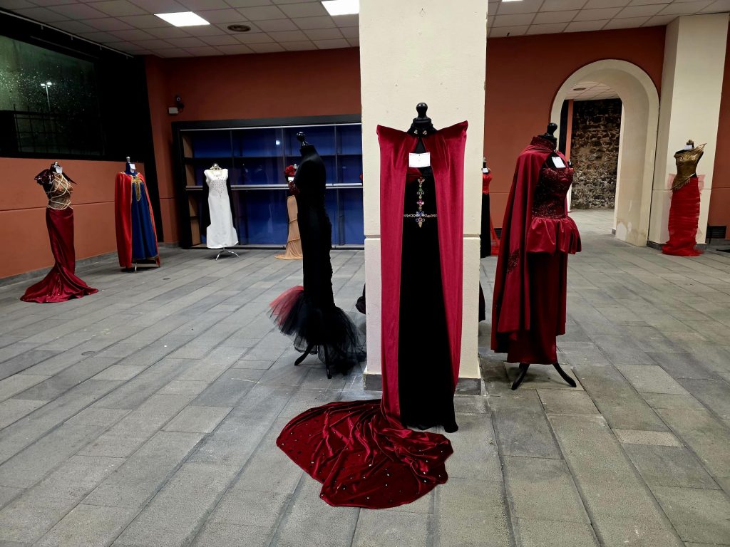 “Agata 900 – Il viaggio”, in mostra a Catania gli abiti dell'Accademia di Belle Arti 3 “Agata 900 – Il viaggio”, in mostra a Catania gli abiti dell'Accademia di Belle Arti - Be Sicily Mag - agata 900 il viaggio