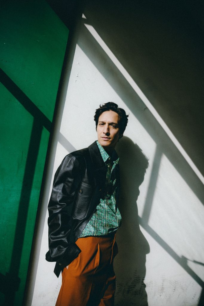 Dario Aita: “Con Battiato ho aperto le porte alla spiritualità, il dialetto è un ritorno alle origini” 12 Dario Aita: “Con Battiato ho aperto le porte alla spiritualità, il dialetto è un ritorno alle origini” - Be Sicily Mag - dario aita shooting