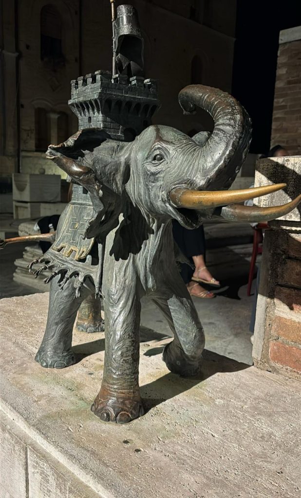 Catania e la Contrada della Torre di Siena gemellate nel segno dell'elefante 2 Catania e la Contrada della Torre di Siena gemellate nel segno dell'elefante - Be Sicily Mag - elefante