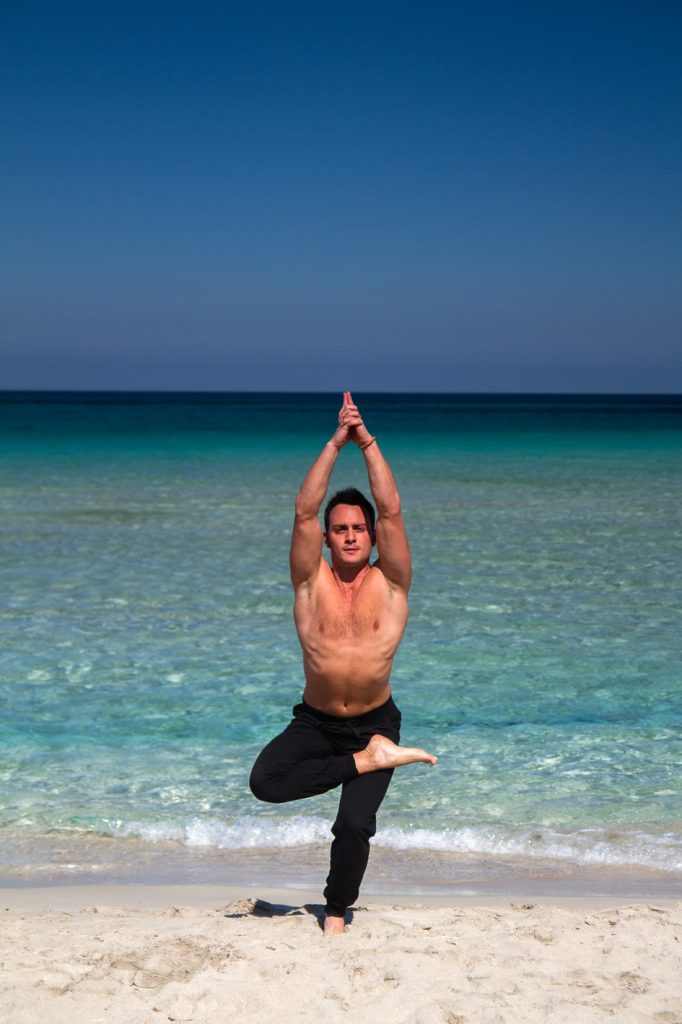 Il potere inclusivo dello yoga: non solo meditazione e pose da social 5 Il potere inclusivo dello yoga: non solo meditazione e pose da social - Be Sicily Mag - posizione albero variante a mare