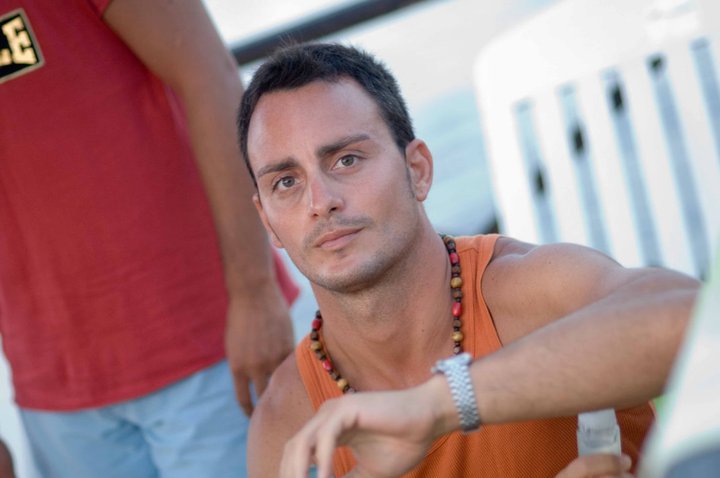 Il potere inclusivo dello yoga: non solo meditazione e pose da social 6 Il potere inclusivo dello yoga: non solo meditazione e pose da social - Be Sicily Mag - profilo di Ema con canotta arancio.ha .ha