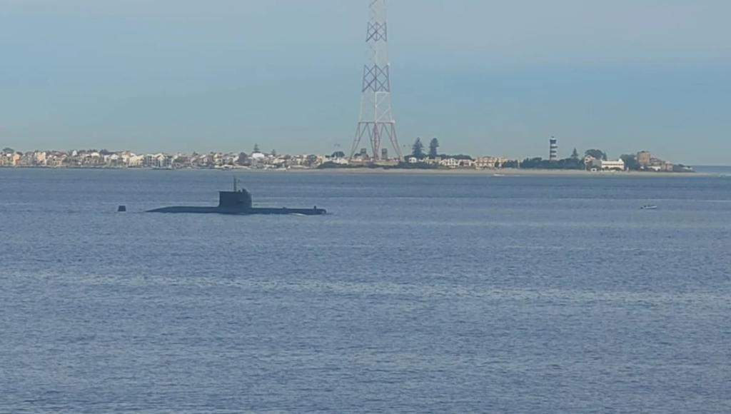 Sottomarino avvistato nello Stretto di Messina, le immagini fanno il giro della rete 3 Sottomarino avvistato nello Stretto di Messina, le immagini fanno il giro della rete - Be Sicily Mag - sottomarino stretto