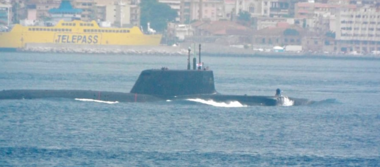 Sottomarino avvistato nello Stretto di Messina, le immagini fanno il giro della rete 4 Sottomarino avvistato nello Stretto di Messina, le immagini fanno il giro della rete - Be Sicily Mag - sottomarino