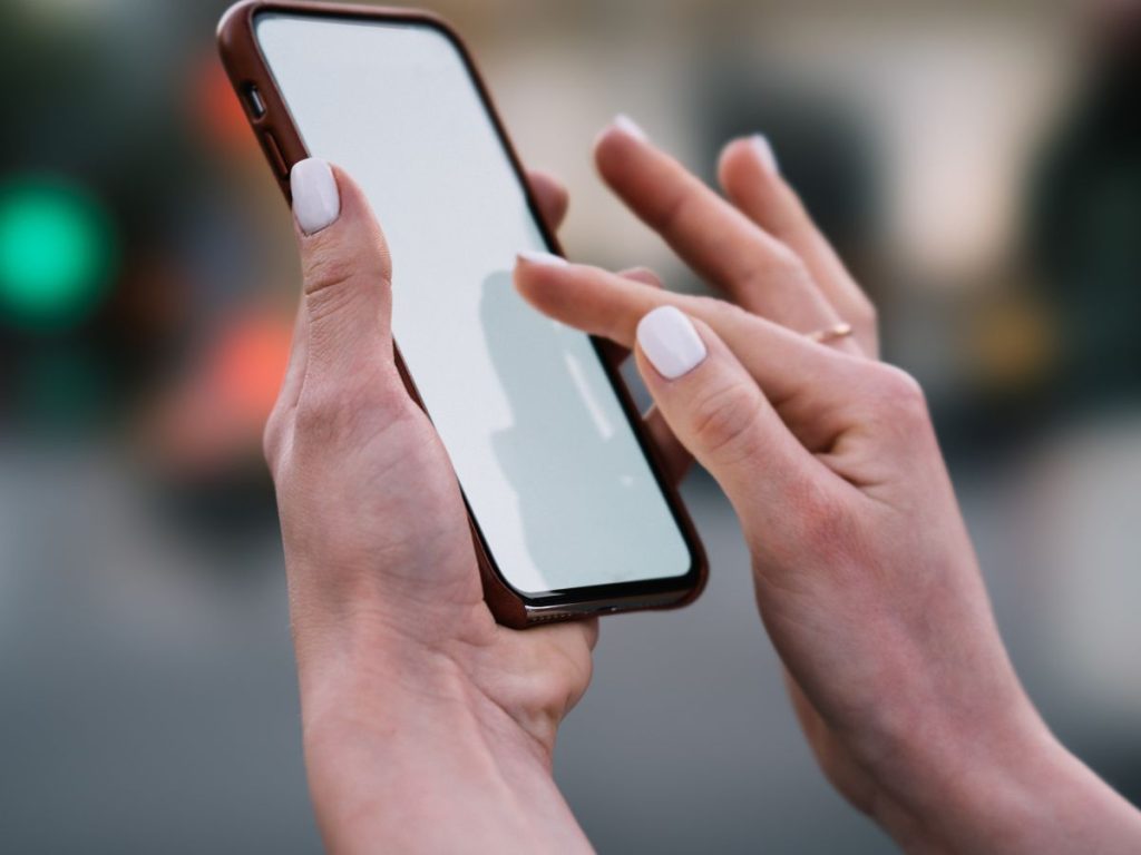 Mindful scrolling: usare i social senza perdersi dentro 2 Mindful scrolling: usare i social senza perdersi dentro - Be Sicily Mag - telefono