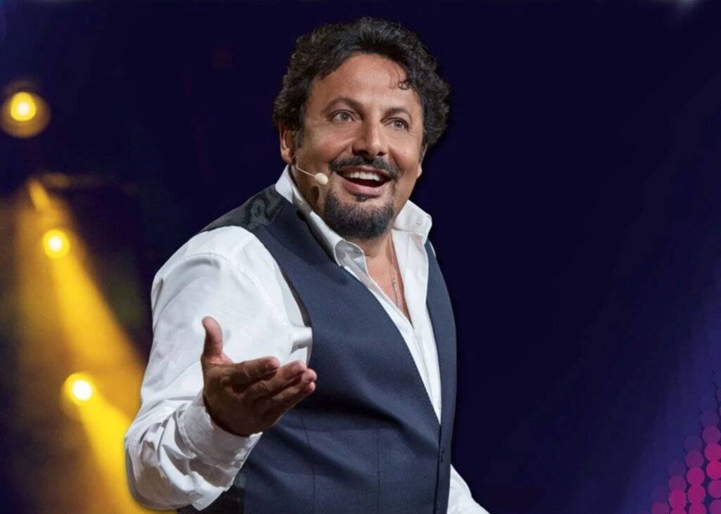 Enrico Brignano a Messina con “Bello di mamma!”: "Da bambino ero un soldatino, ora c'è tanto menefreghismo" 2 Enrico Brignano a Messina con “Bello di mamma!”: "Da bambino ero un soldatino, ora c'è tanto menefreghismo" - Be Sicily Mag - Enrico Brignano foto 2