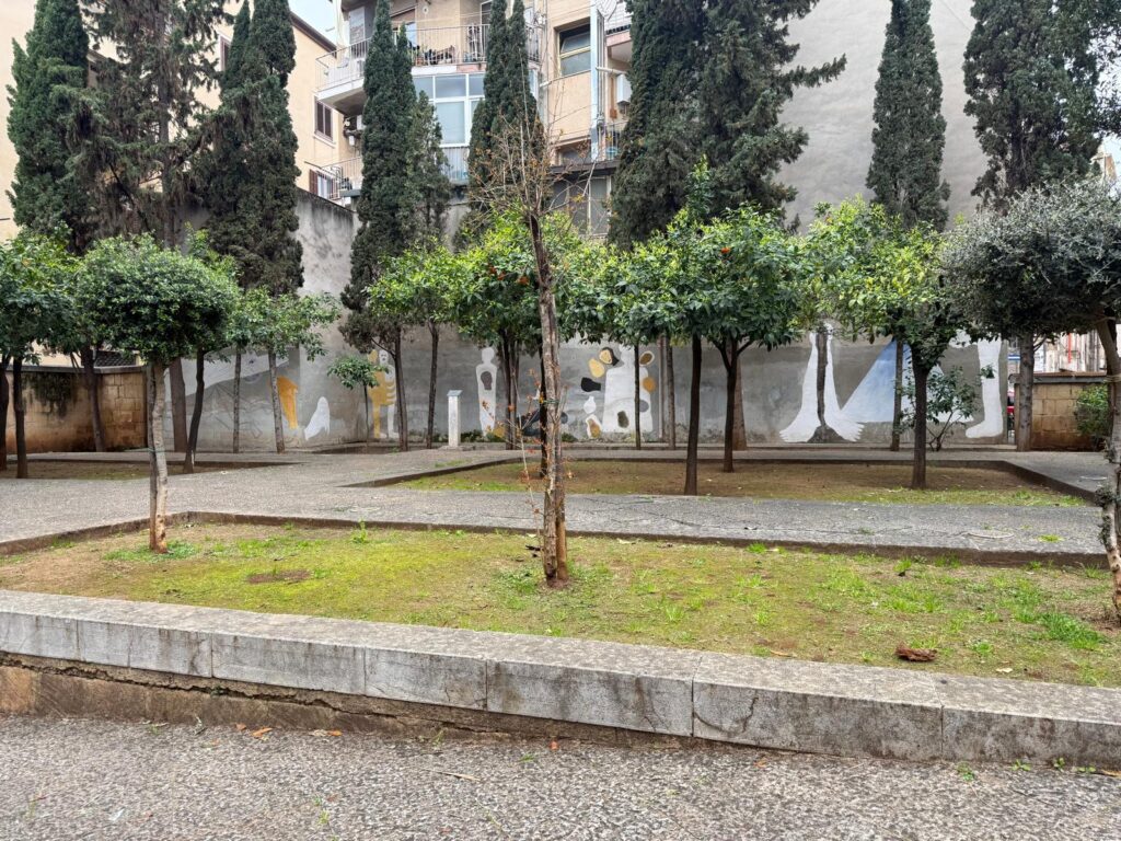Una maiolica in memoria di Giorgio La Pira, siciliano difensore degli ebrei 8 Una maiolica in memoria di Giorgio La Pira, siciliano difensore degli ebrei - Be Sicily Mag - Il Giardino dei Giusti in via Alloro