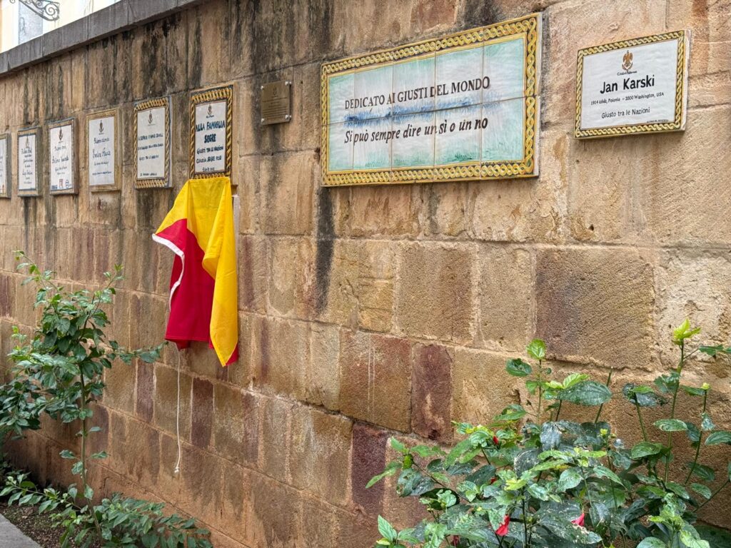 Una maiolica in memoria di Giorgio La Pira, siciliano difensore degli ebrei 6 Una maiolica in memoria di Giorgio La Pira, siciliano difensore degli ebrei - Be Sicily Mag - La teoria di maioliche a ricordo dei Giusti siciliani
