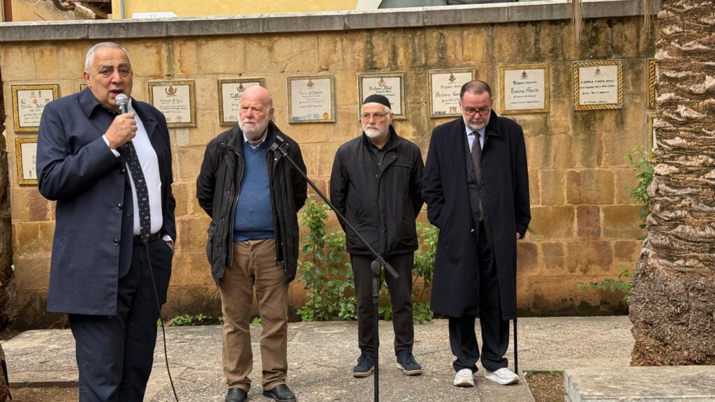 Una maiolica in memoria di Giorgio La Pira, siciliano difensore degli ebrei 7 Una maiolica in memoria di Giorgio La Pira, siciliano difensore degli ebrei - Be Sicily Mag - Lintervento del sindaco con Pino Apprendi