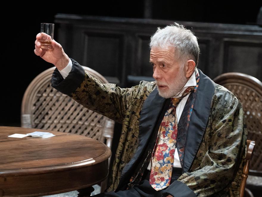 Gabriele Lavia in scena con Lungo viaggio verso la notte: "Sul palco ognuno vede la propria prigione" 6 Gabriele Lavia in scena con Lungo viaggio verso la notte: "Sul palco ognuno vede la propria prigione" - Be Sicily Mag - Lungo viaggio verso la notte© Tommaso Le Pera 9