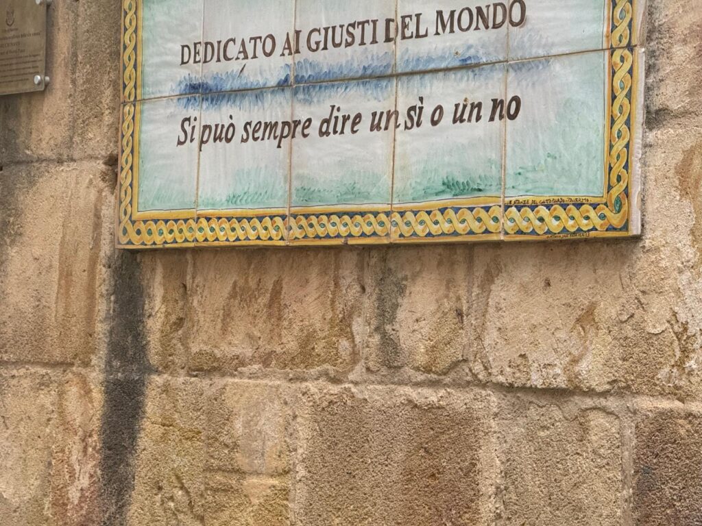 Una maiolica in memoria di Giorgio La Pira, siciliano difensore degli ebrei 5 Una maiolica in memoria di Giorgio La Pira, siciliano difensore degli ebrei - Be Sicily Mag - Una scritta che accoglie i visitatori al Giardino dei Giusti