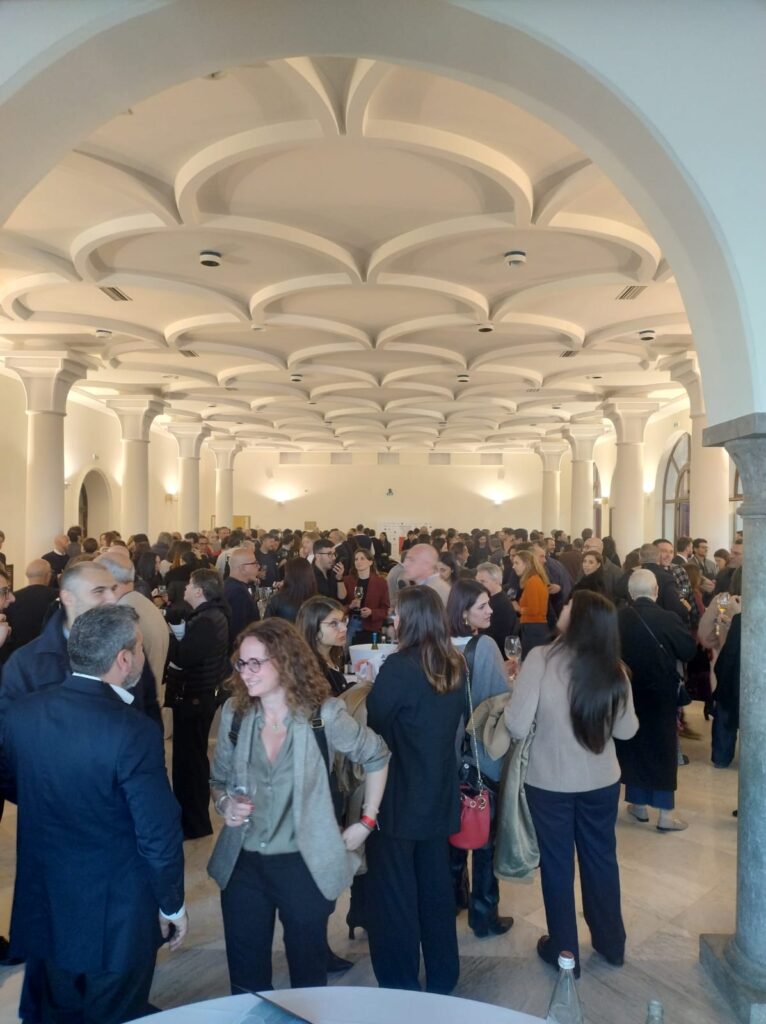 Alla scoperta della Guida ai Vini dell’Etna 2026 con protagoniste 124 cantine del vulcano 2 Alla scoperta della Guida ai Vini dell’Etna 2026 con protagoniste 124 cantine del vulcano - Be Sicily Mag - foto degustazione presentazione Guida Vini Etna 6