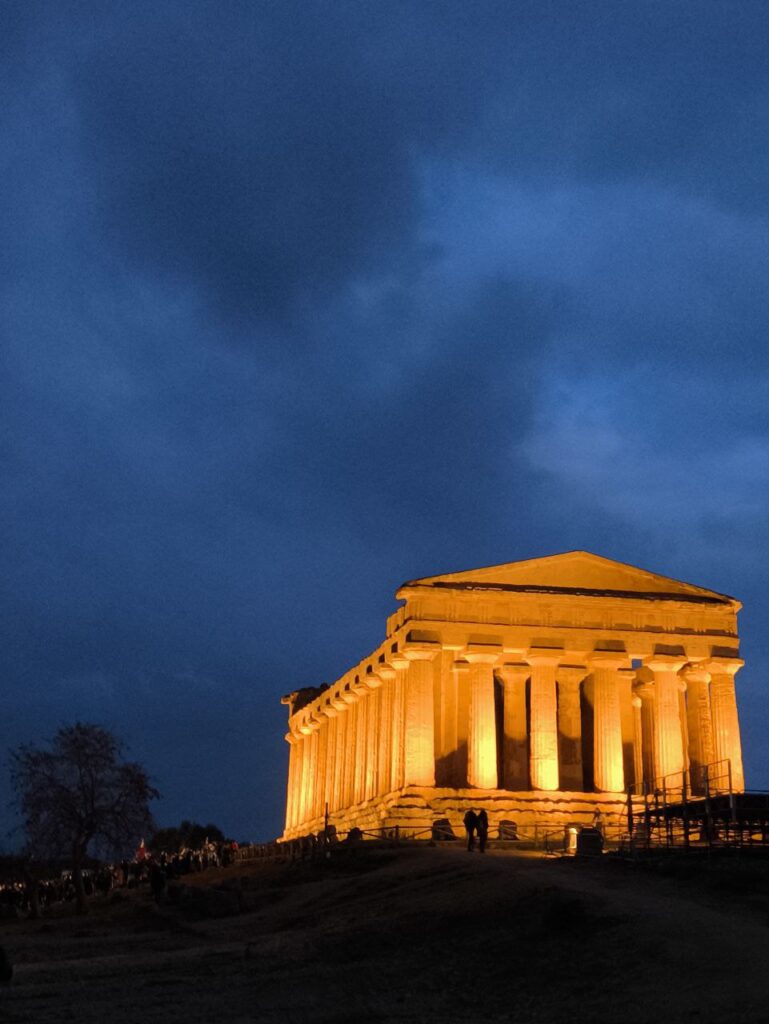 Si accende il Tripode dell'amicizia al Mandorlo in Fiore: "Agrigento città di pace e di unione tra i popoli" - Be Sicily Mag - photo 5877740887670983942 y