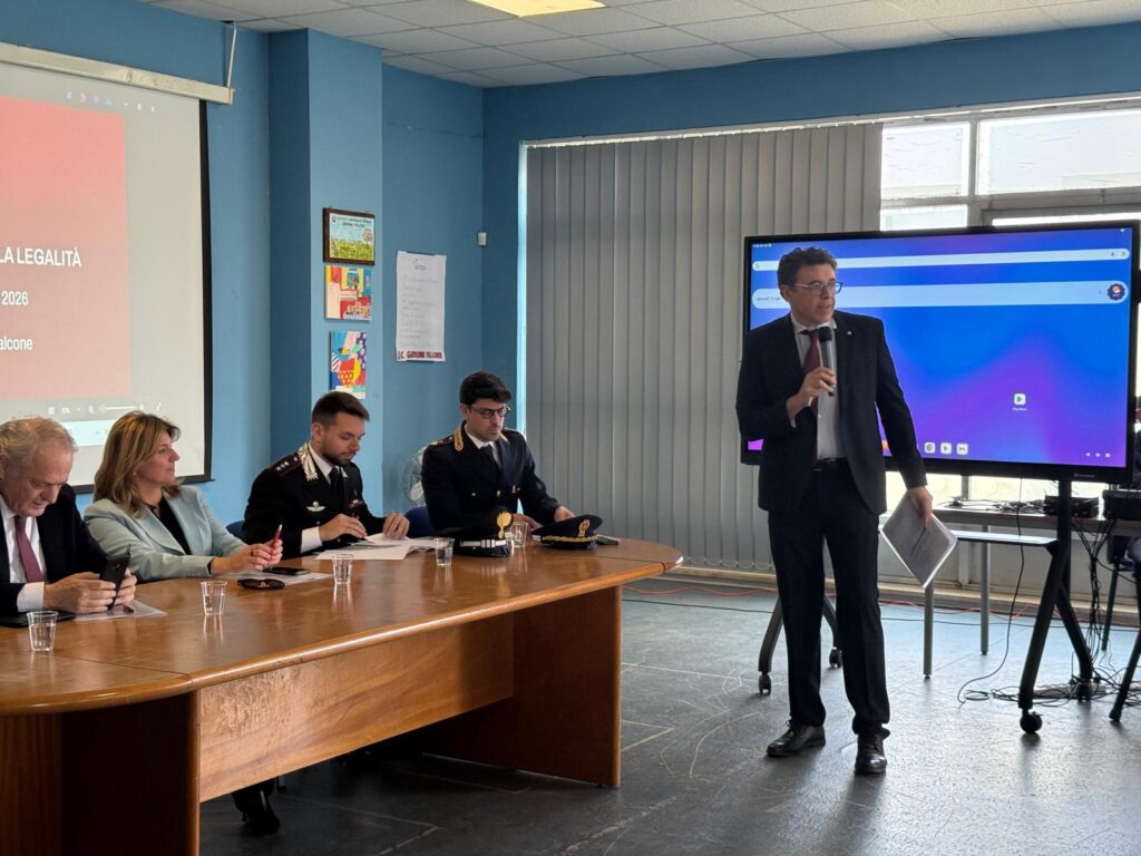 Gli studenti di Palermo a scuola di legalità tra i banchi dello Zen: "Non siamo mafiosi" 7 Gli studenti di Palermo a scuola di legalità tra i banchi dello Zen: "Non siamo mafiosi" - Be Sicily Mag - Il preside Valentino introduce i relatori